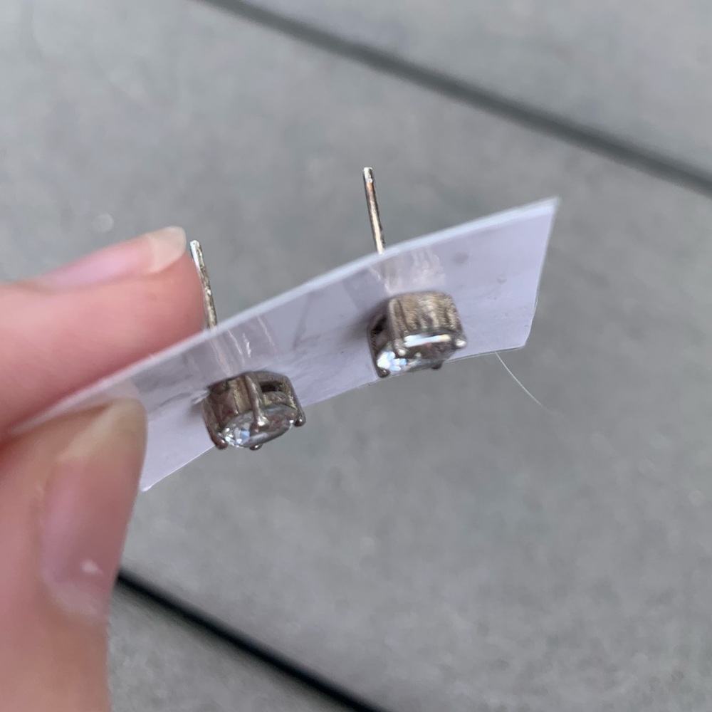 NWOT: DIAMOND EARRINGS FAKE MEDIUM SIZE PERFECT - Picture 3 of 3